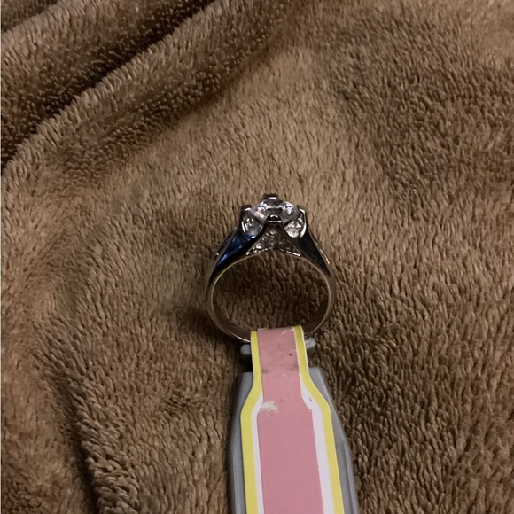 Costume ring with clear stones - size 9 - Picture 2 of 4